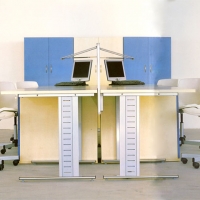 Modern iroda ergonómikus székekkel.